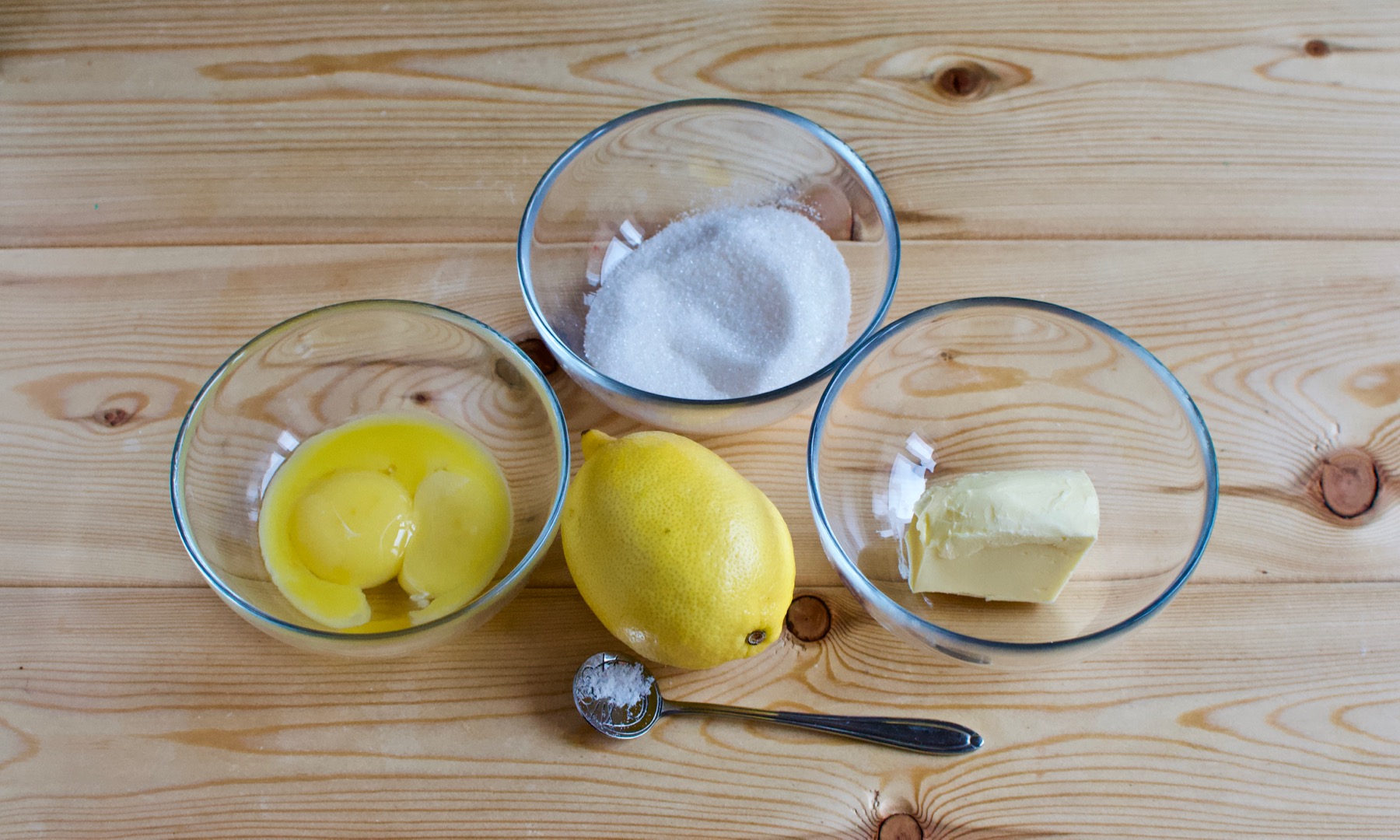 Сок лимона 1 2. Лимонный курд. Лимонная кислота на столе. Облако лимонного сока. Лимонная прослойка для торта с крахмалом.