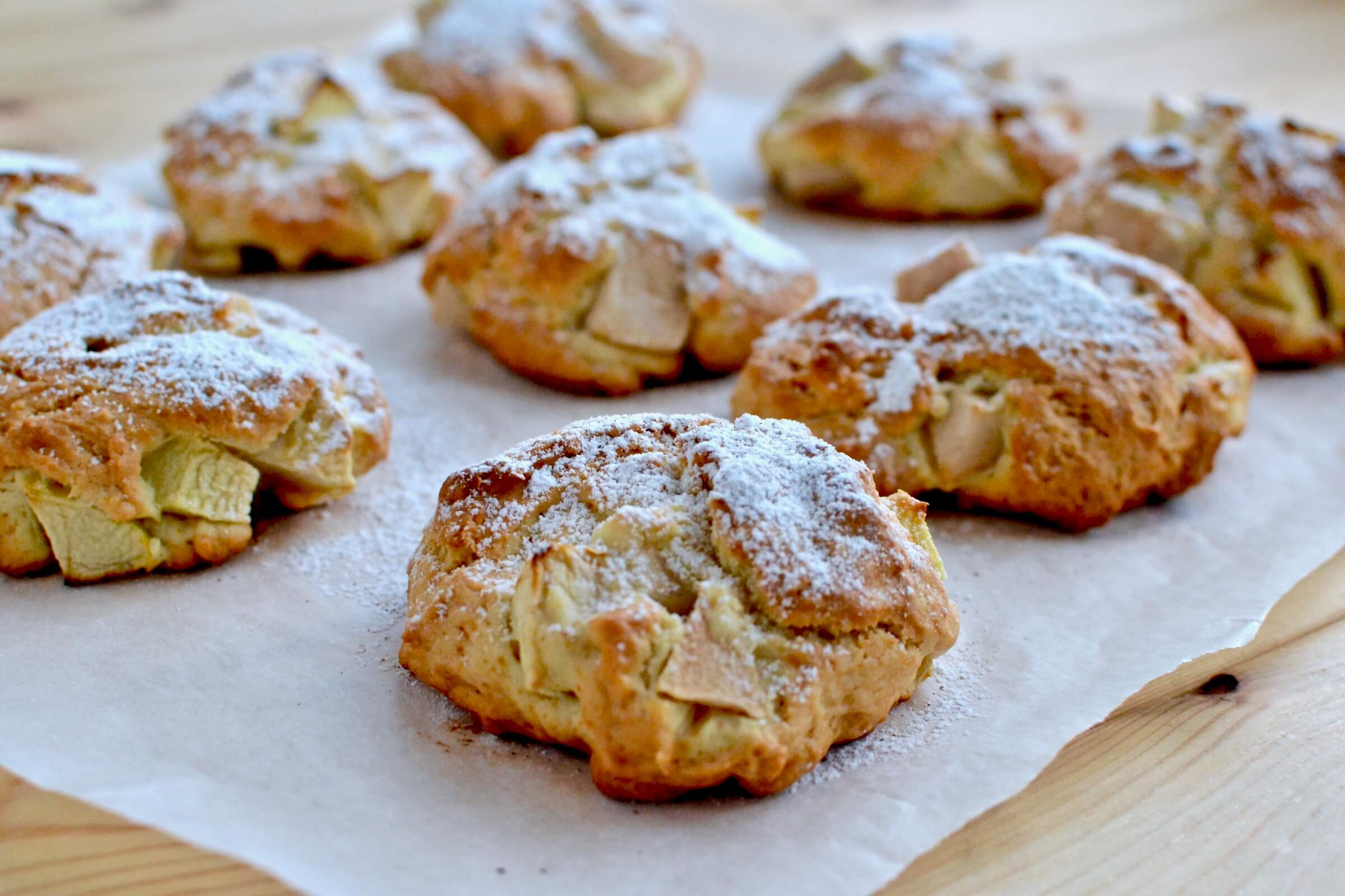Рецепт вкусного творожного печенья в духовке. Печенье с яблоками. Печеные яблоки. Творожно-яблочное печенье. Творожное печенье с яблоками.