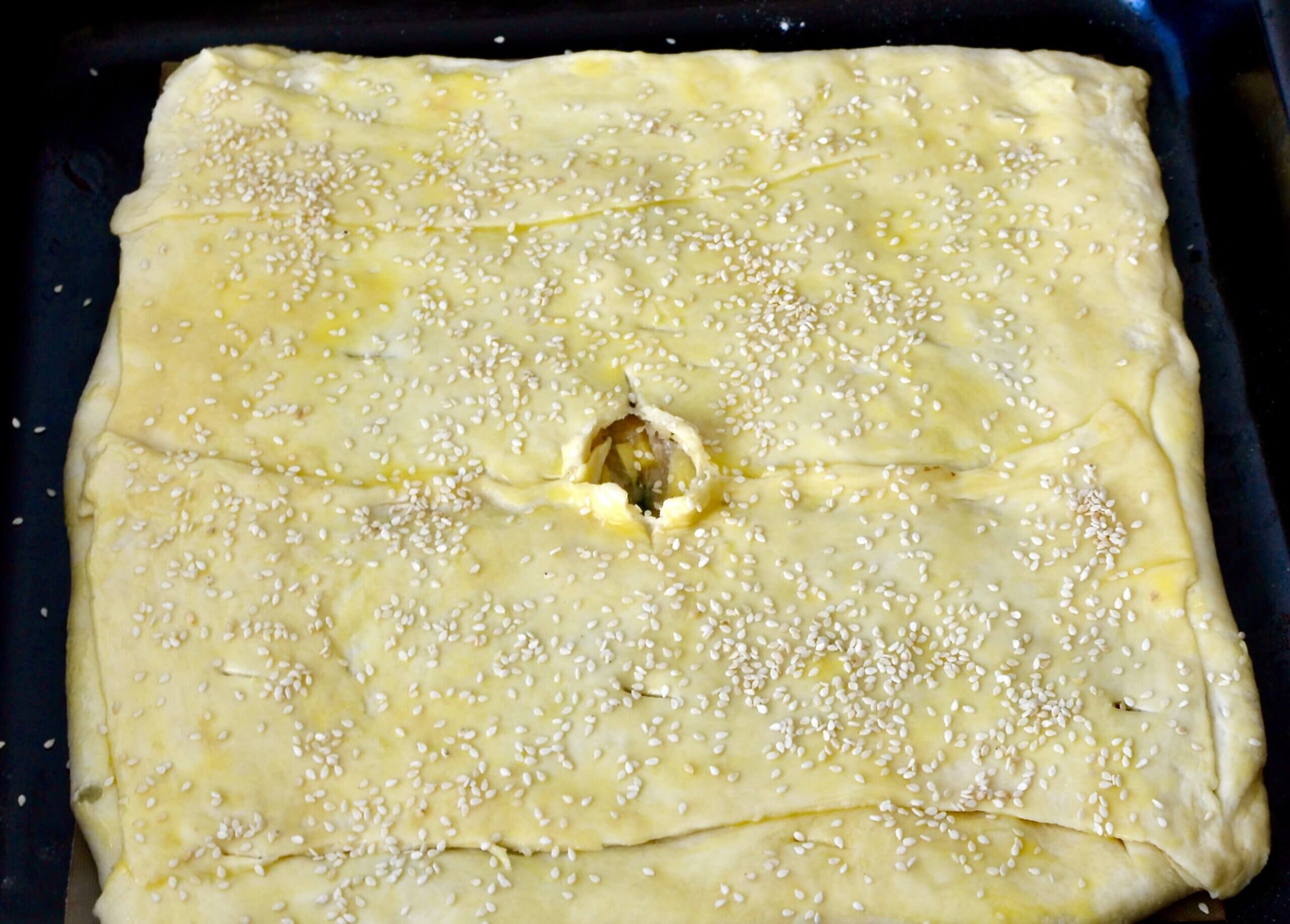 Мясной пирог на кефирном слоёном тесте