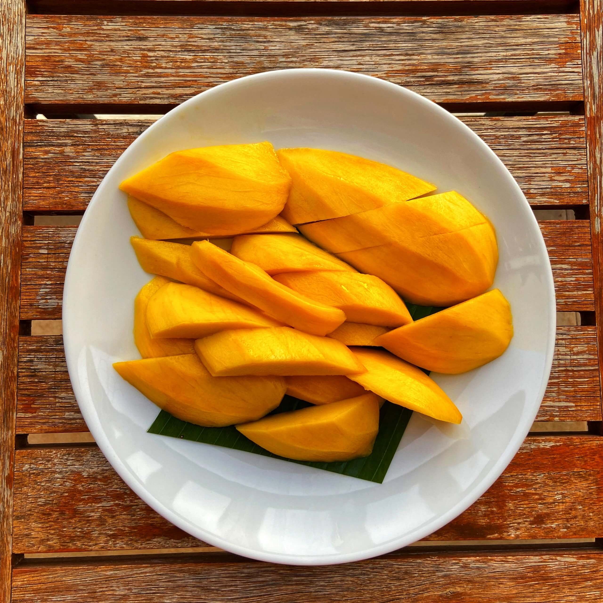 Игра красок и вкусов: фигуры из манго создают радость и гастрономический опыт